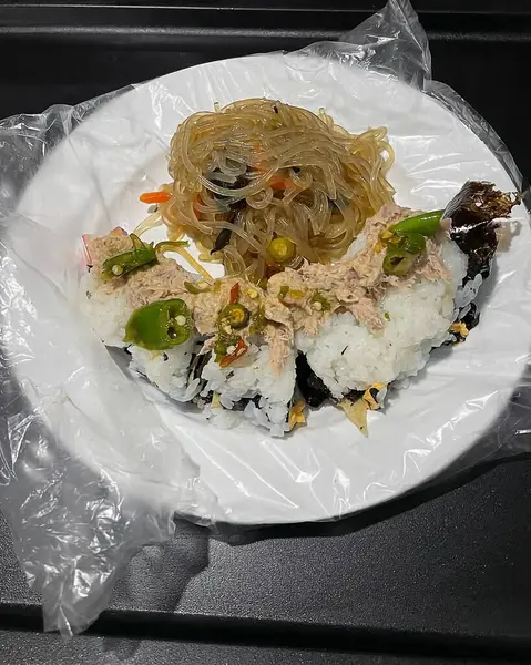 Bir tabak erişte, sebze, et ve Japon yemeği.