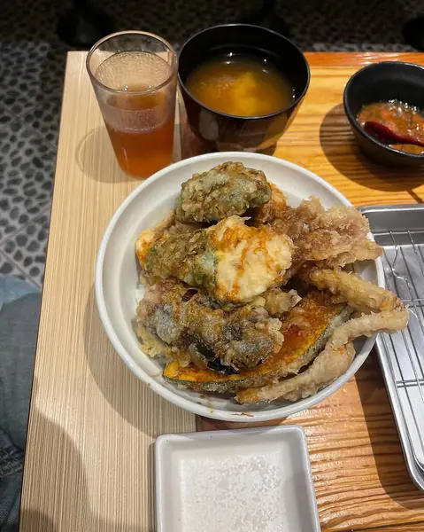 Lezzetli Asya yemeklerinin yakın görüntüsü