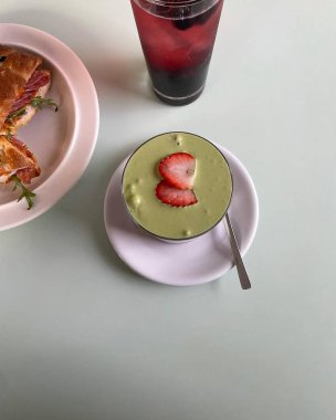 Taze çilek ve tostla kahvaltı.