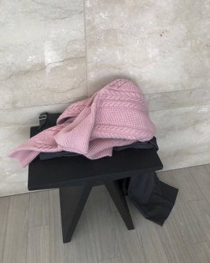 Bankta beyaz ve siyah bir havlunun dikey çekimi.