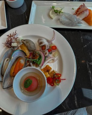 Lezzetli Asya yemeklerinin yakın görüntüsü