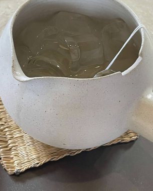 Siyah arkaplanlı bir fincan çay.