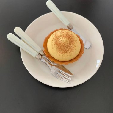 Beyaz tabağı olan lezzetli bir tatlı manzarası.