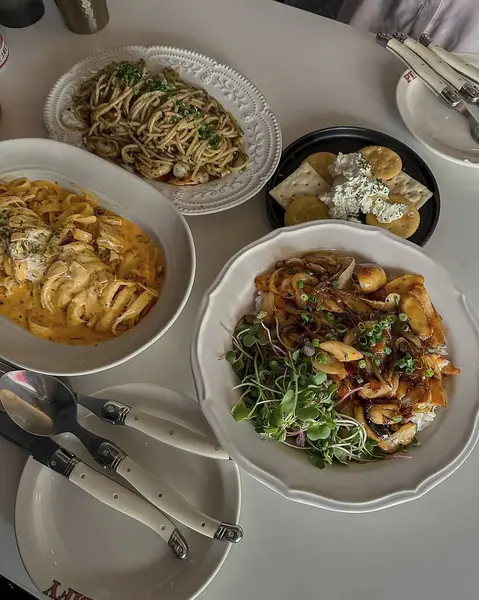 Lezzetli bir İtalyan yemeğinin dikey çekimi.