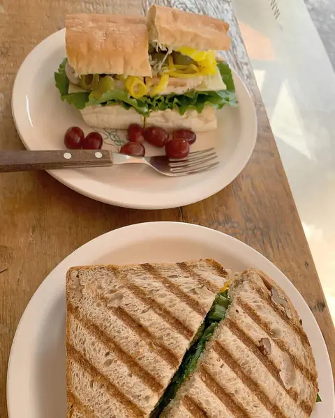 Peynirli ve salatalı lezzetli sandviç.