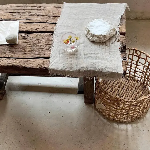 Bir fincan kahve ve pipetle güzel beyaz bir masanın yakın plan çekimi.