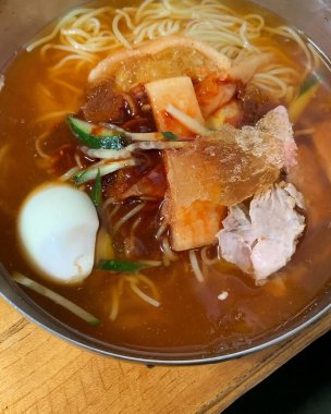 Lezzetli Asya yemeklerinin yakın görüntüsü