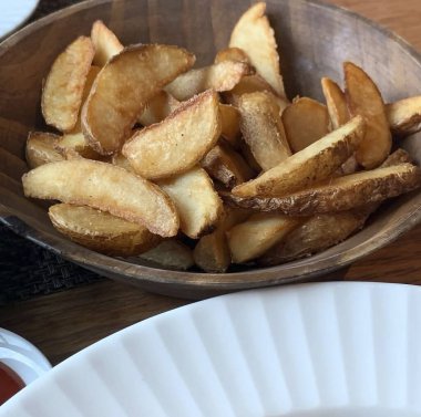 Kızarmış patates ve ketçap.