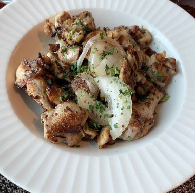 Sebzeli bir tabak tavuk.