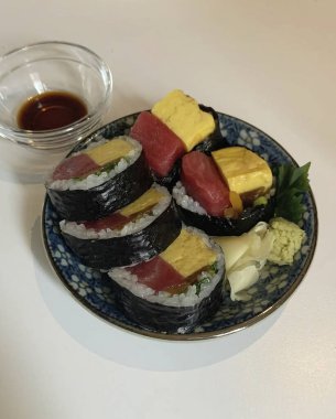 Bir tabakta somon suşi