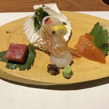 Somon ve sebzeli suşi.