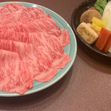 Sebze ve baharatlı çiğ biftek.