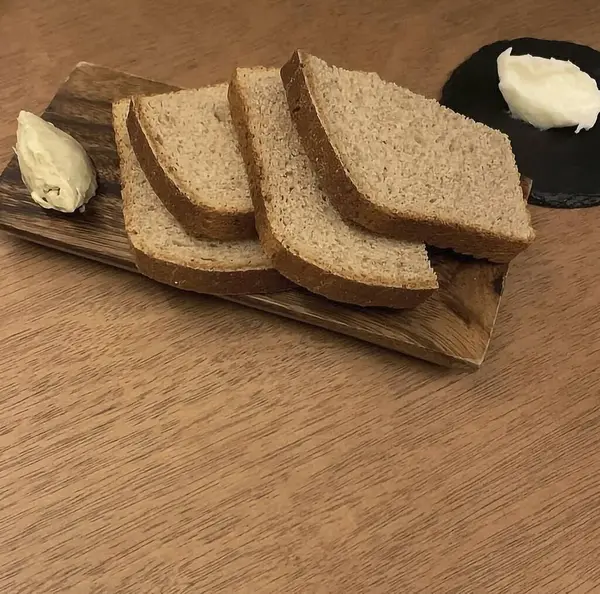 Tahtada dilimlenmiş ekmek ve tereyağı