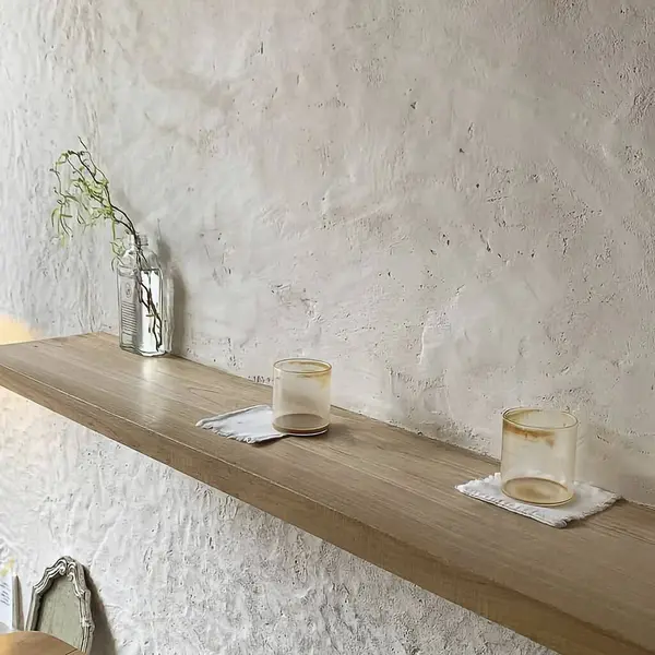 Tahta masada güzel beyaz bir fincan kahve.