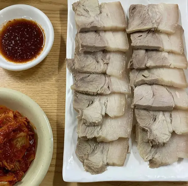 Kore yemeği, kızarmış domuz eti, kimchi.