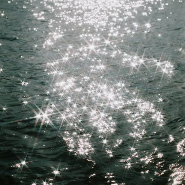 Karanlık bir arka planda köpüklü su.