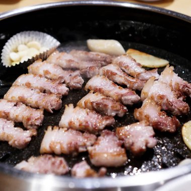 Sarımsak ve tuzlu ızgara kalamar.