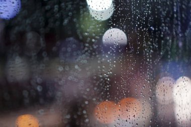 Su damlalarının cam üzerindeki bulanık arkaplan
