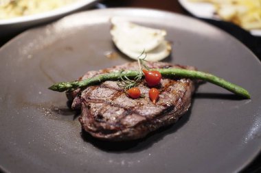 Sebzeli biftek ve sos.