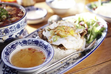 Lezzetli Asya yemeklerinin yakın görüntüsü