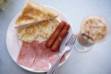 Kahvaltı, kızarmış yumurta ve tost.