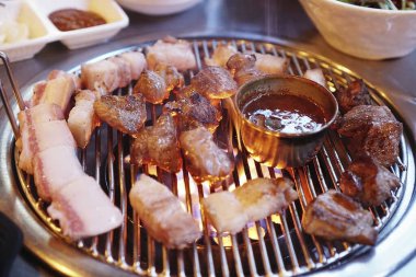 Baharatlı ve sebzeli ızgara tavuk.