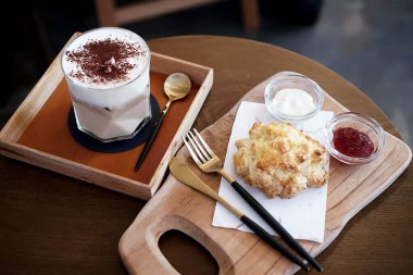 kahve ve kahve masanın üstünde.