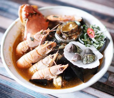 Tayland yemeği, deniz ürünleri çorbası, baharatlı çorba.