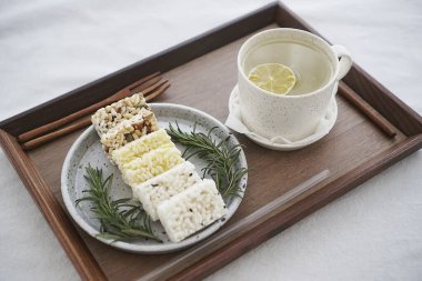 Geleneksel Kore yemeği pirinç keki, gangok, pirinç keki ve pilav.