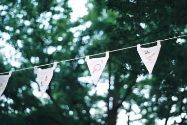 Beyaz kurdeleli güzel bir düğün süsü.