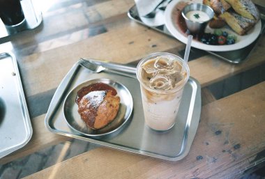 Buzlu çikolatalı kurabiyeler.