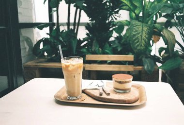 Sütlü ve buzlu kahve, ahşap masada.