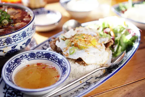 Lezzetli Asya yemeklerinin yakın görüntüsü