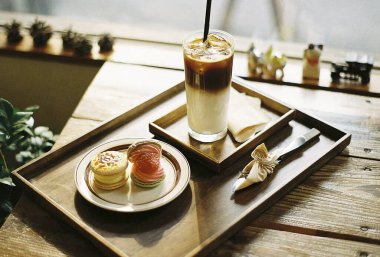 Kahve fincanı taze meyve ve böğürtlen.