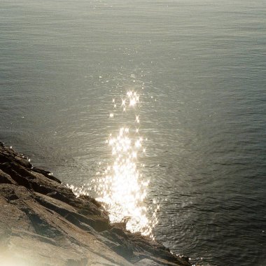 Akdeniz kıyısında kayalara vuran deniz dalgaları İspanya 'da