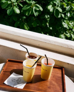 Bir fincan sıcak çay ve bir bardak kahve.