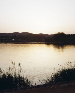 Gölün üzerinde güzel bir gün batımı