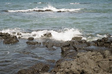 İsrail 'in kuzeyinde deniz dalgaları ve köpükler.