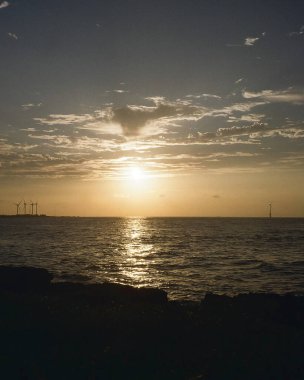 Denizin üzerinde güzel bir gün batımı