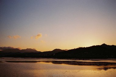 Denizin üzerinde gün batımı