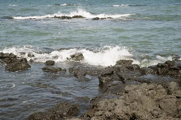 İsrail 'in kuzeyinde deniz dalgaları ve köpükler.