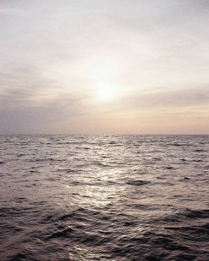 Denizin üzerinde güzel bir gün batımı