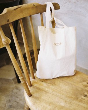 Odada tahta sandalye var.