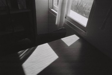 Modern bir binanın içinde.