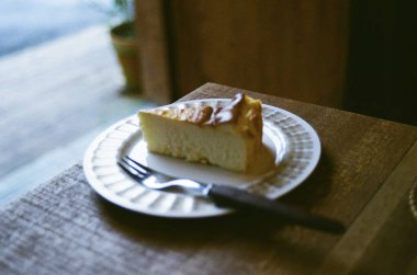 Beyaz bir tabakta bıçaklı bir kekin yakın plan fotoğrafı.