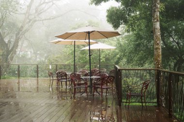 Bahçedeki ahşap masa