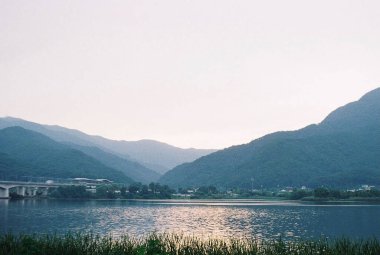 Dağlardaki göl manzarası.