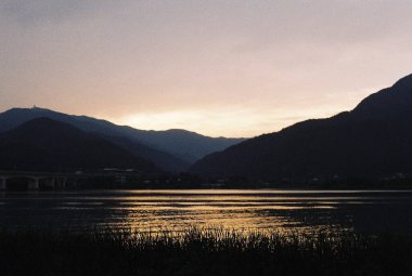 Dağlarda gölü olan güzel bir manzara.