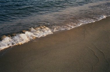 dalgalar deniz kum üzerinde