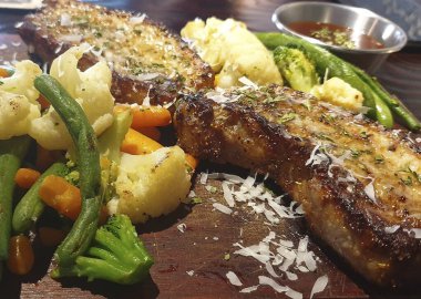 Patates ve sebzeli kızarmış domuz.